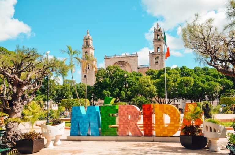 A colorful sign with the word merida in front of it.
